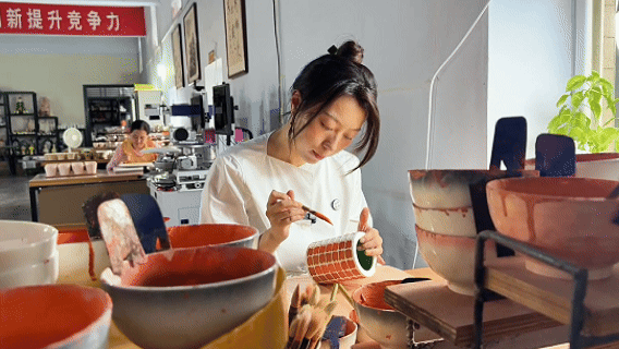 乔琳制作珐华（央广网记者张晋鹏 制作）