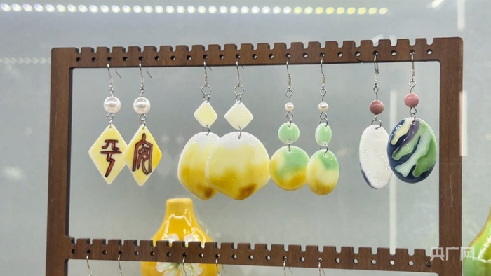 珐华耳饰（央广网记者 张晋鹏 摄）