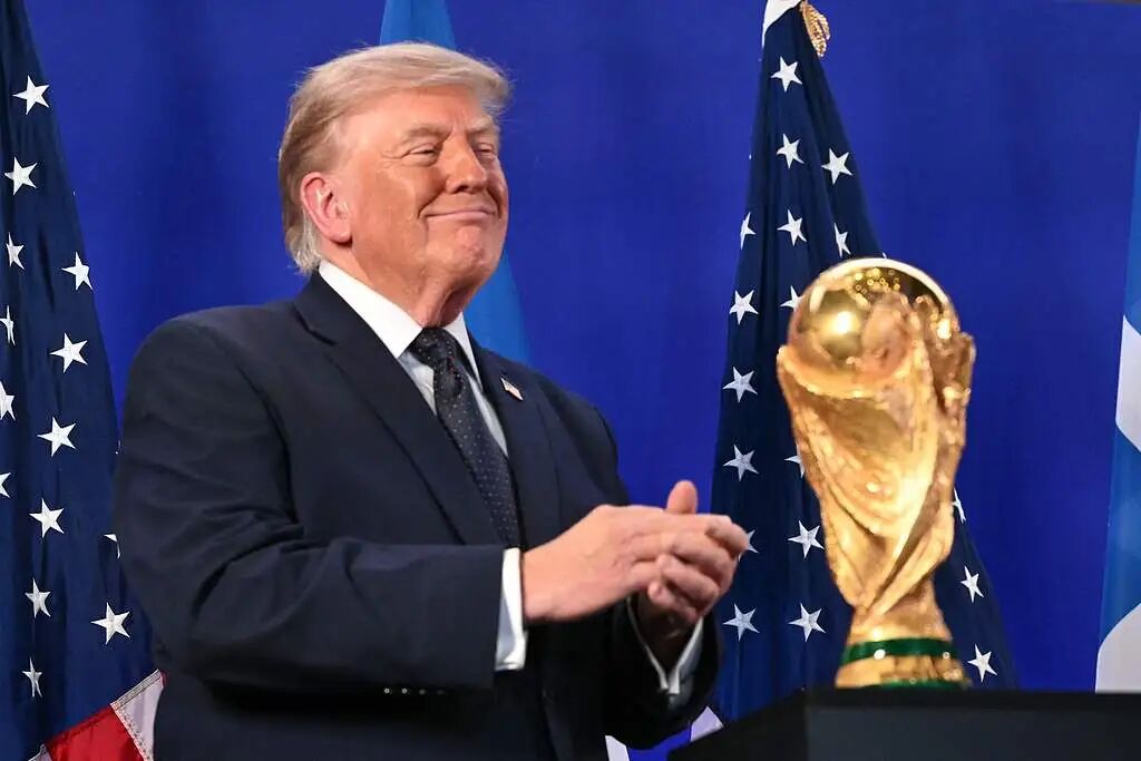 美国总统特朗普17日在纽约与国际足联主席因凡蒂诺（未在图中）共同出席活动。图源：视觉中国
