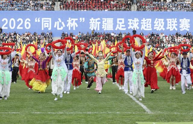 5月16日，演员在“同心杯”新疆足球超级联赛开幕式上表演。新华社记者 王菲 摄